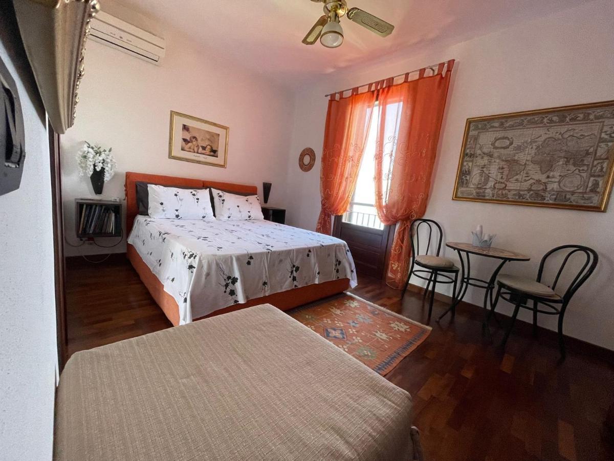 B&B Roomantic & Piscina Idromassaggio 체팔루 외부 사진